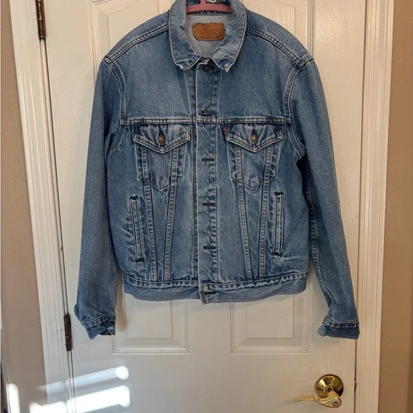 Levi's Size 42 Vintage Cropped Jean Jacket with Pink Painted Stars - Picture 1 of 12